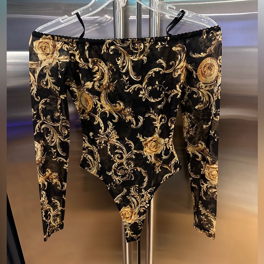 L'AGENCE ‘PEONIE’ OFF-THE-SHOULDER BODYSUIT - BLACK/GOLD BAROCCO SWIRL